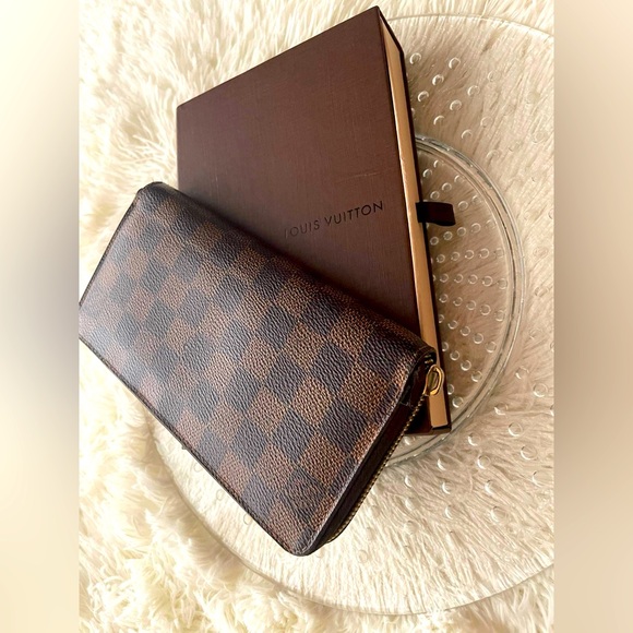 Authentic Louis Vuitton Damier Zippy Wallet - Picture 3 of 16